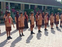 Dampingi Persami, Babinsa Koncer Kidul Latih PBB
