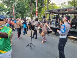 Siarkan Kirab Merah Putih Dengan Videotron, Polda Jatim Hibur Masyarakat di CFD Taman Bungkul Surabaya
