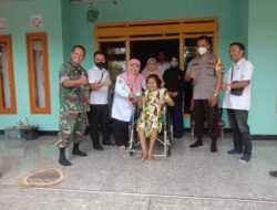 Anisatul Hamidah, Ka Dinsos P3AKB, Turun Langsung Dalam Penyerahan Kursi Roda Kepada penyandang Disabilitas