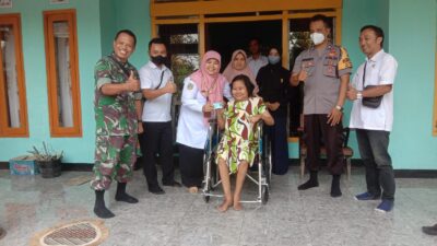 Anisatul Hamidah, Ka Dinsos P3AKB, Turun Langsung Dalam Penyerahan Kursi Roda Kepada penyandang Disabilitas