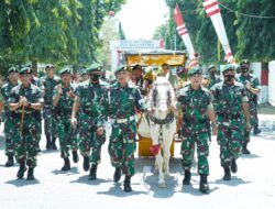Pangdivif 2 Kostrad Kunjungi Satuan Yonif PR 503/Mayangkara
