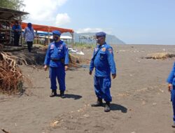 Tanggap Bencana, Satpolairud Polres Jember Lakukan Mitigasi Banjir Rob