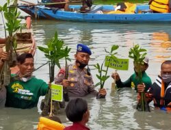 Peduli Lingkungan Polisi di Gresik Tanam Mangrove di Hari Perhubungan Nasional