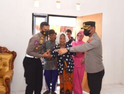 Polres Lamongan Bantu Bedah Rumah Mbok Inah