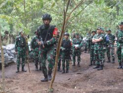 Kasdivif 2 Kostrad Dampingi WakasadTinjau Latihan Taktis Kompi Tempur Yonif MR 411/Pandawa