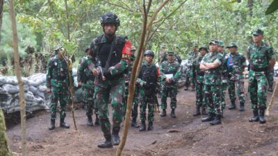 Kasdivif 2 Kostrad Dampingi WakasadTinjau Latihan Taktis Kompi Tempur Yonif MR 411/Pandawa