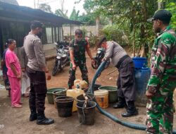 Hari Libur, Babinsa Koramil Wringin Distribusi Air Bersih Untuk Warga