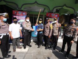 Polantas Polda Jatim Bersihkan Tempat Ibadah dan Berikan Bansos pada Masyarakat