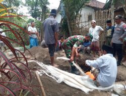 Ta’ziah Warga, Babinsa Koramil Tlogosari Bantu Prosesi Pemakaman