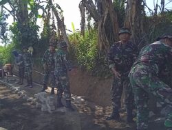 Bantu Pasang Paving Blok, Babinsa Wringin Tumbuhkan Semangat Gotong Royong