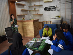 Anggota Kodim 0825 Berikan Pelatihan Master Of Ceremony Kepada Mahasiswi Uniba