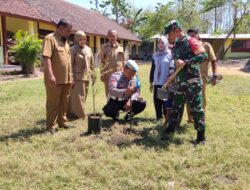 Ajak Generasi Muda Peduli Lingkungan, Koramil 0822/11 Gandeng SMPN 2 Tapen Tanam Pohon
