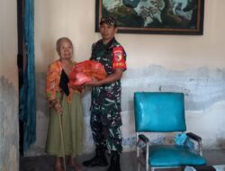 Babinsa Tenggarang Berikan Bantuan Sembako kepada Warganya
