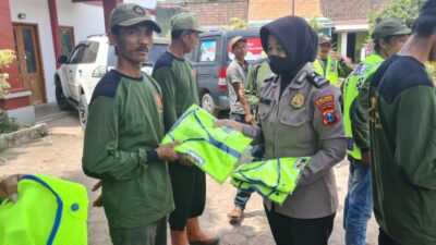 Persiapan Pengamanan Pilkades Serentak, Polwan Polres Situbondo Latih Linmas