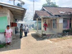Waspada Demam Berdarah, Babinsa Koramil Tamanan Dampingi Petugas Puskesmas Laksanakan Fogging