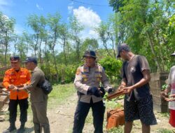 Gotong Royong, Polres Bojonegoro Evakuasi dan Beri Bantuan Korban Bencana Angin Kencang