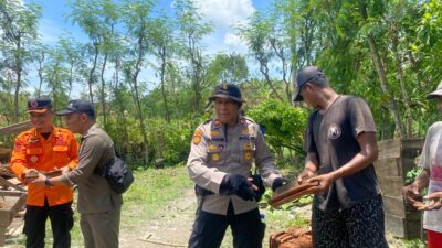 Gotong Royong, Polres Bojonegoro Evakuasi dan Beri Bantuan Korban Bencana Angin Kencang