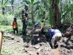 Babinsa Koramil Maesan Bersama Warga Gotong Royong Membuat Saluran Pipa