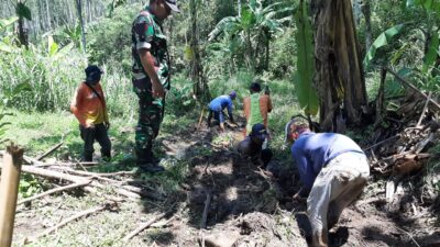 Babinsa Koramil Maesan Bersama Warga Gotong Royong Membuat Saluran Pipa