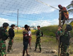 Bangkitkan Semangat Olahraga Warga Kenyam, Satgas Yonif R 514/SY bagikan Sarana Olahraga