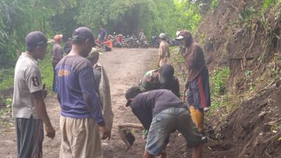 Babinsa Tamankrocok dan Masyarakat Laksanakan Kerja Bakti Pelebaran Jalan