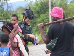 Masyarakat Kp. Ginid Distrik Kenyam Dahulu Sangkar KSTP Disambangi Prajurit Yonif Raider 514 Kostrad