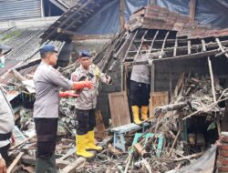 Satbrimob Polda JatimKompi 3 Batalyon B Pelopor Bantu Korban Banjir Kalibaru Banyuwangi