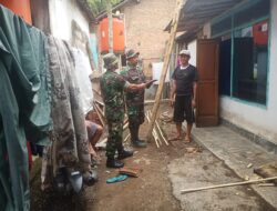 Babinsa Koramil 09/ Pujer Membantu Merenovasi Rumah Warga Desa Maskuning Wetan