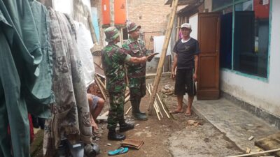 Babinsa Koramil 09/ Pujer Membantu Merenovasi Rumah Warga Desa Maskuning Wetan