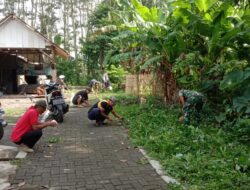Jum’at Bersih, Babinsa Koramil Curahdami Kerja Bakti Bersama Warga Bersihkan Jalan