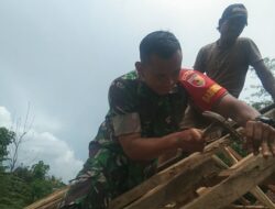 Nekat Naik, Serda Suwandi Bantu Pemasangan Atap Rumah Warga Binaan