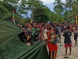 Bukti peduli masyarakat papua, Satgas Yonif R 514/SY bantu Gereja untuk kegiatan peresmian dan Bakar Batu