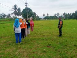 Babinsa Koramil Pujer Melatih Gerak Jalan Unik Ibu-Ibu PKK