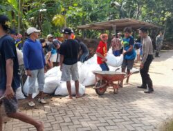Antisipasi Banjir, Polres Tulungagung Bersama TNI dan Warga Pertebal Tanggul Sungai