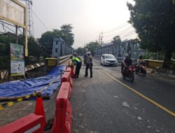 Respon Cepat Laporan Warga, Polres Bojonegoro Pasang Road Barrier di TPT Jembatan Yang Longsor