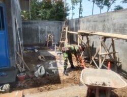 Bersama Warga Binaannya Babinsa Bantu Pasang Pipa Saluran Air PDAM