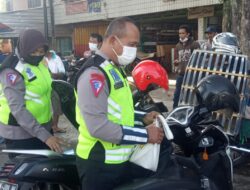 Ajak Masyarakat Patuhi Prokes, Polres Bondowoso Berbagi Masker Gratis