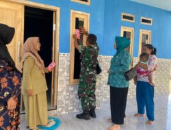 BABINSA KONCERKIDUL KODIM 0822 Bondowoso Bersama Kader BKB Pasang Stiker Stunting