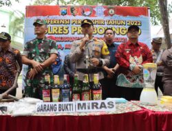 Jelang Tahun Baru 2023, Polres Probolinggo Musnahkan Ribuan Botol Miras dan Okerbaya