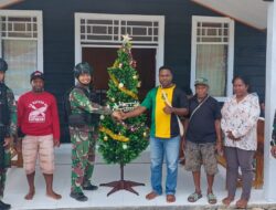 Satgas Yonif R 514 Kostrad Berikan Pohon Natal dan Lonceng Gereja.