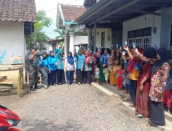 Cegah Stunting, Babinsa Koramil 0822/04 dan Frisian Flag Kawal Kesehatan Balita