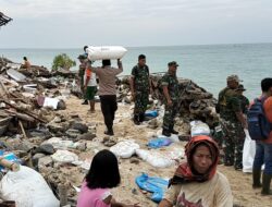 Polres Probolinggo Kota Bersama TNI dan Warga Bangun Tanggul Buatan di Pulau Gili Ketapang Pasca Abrasi