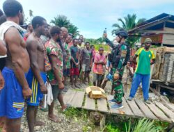 Masyarakat Nduga Beramai-Ramai Sambangi Pos Yonif Raider 514 Kostrad.