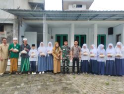 Babinsa Bataan Bantu Salurkan Beras Untuk Ponpes