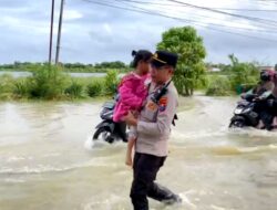 Tanggap Bencana, Polres Sumenep Turunkan Personel Bantu Warga Terdampak Banjir
