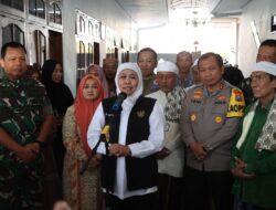 Forkopimda Jatim Berikan Bansos ke Pondok Pesantren Terdampak Banjir di Kabupaten Sampang