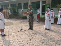 Babinsa Koramil 0822/04 Menjadi Pembina Upacara Bendera di Sekolah