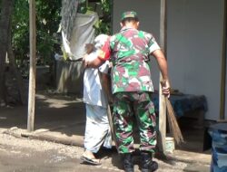 Babinsa Koramil Tapen Menyapu di Rumah Warga