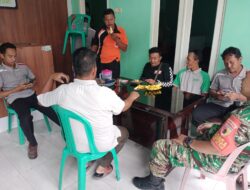 Sambil Sarapan Pagi, Serda Imron Rosidi Komsos Bersama warga Mengok