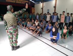 Tanamkan Disiplin, Babinsa Koramil 17 Muncar Latih PBB Siswa SMP 3 Muncar